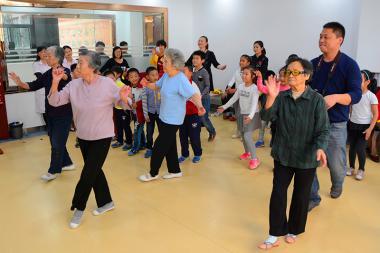 舞蹈房-老人正在和志愿者们一起跳舞